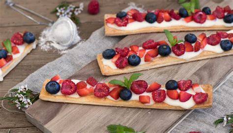 Tiras de hojaldre con frutos rojos