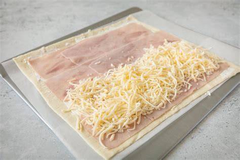 Masa de hojaldre con jamón y queso antes de cortar