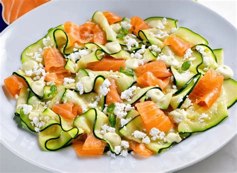 Imagen de un plato de ensalada con calabacín rallado y otros vegetales