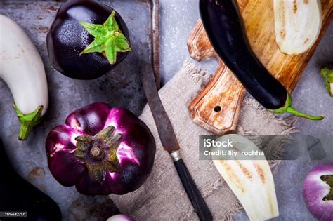 Variedad de berenjenas de diferentes colores y tamaños