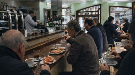 Cafetería tradicional española con barra