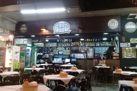 Interior acogedor de un restaurante venezolano en Ferrol
