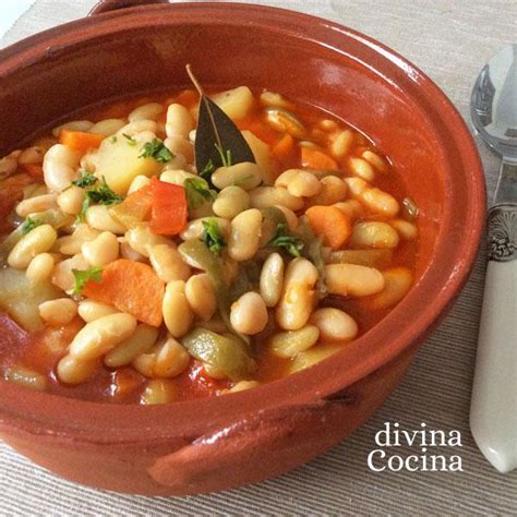 Alubias cociéndose en una cazuela con verduras