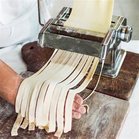 Máquina de pasta cortando tallarines frescos