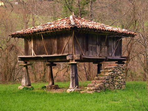 Paisaje rural asturiano con hórreo