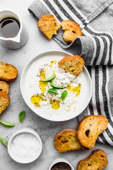 Stracciatella de mozzarella de búfala servida con tostadas