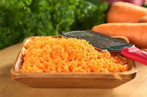 Zanahorias frescas ralladas para la preparación de un bizcocho