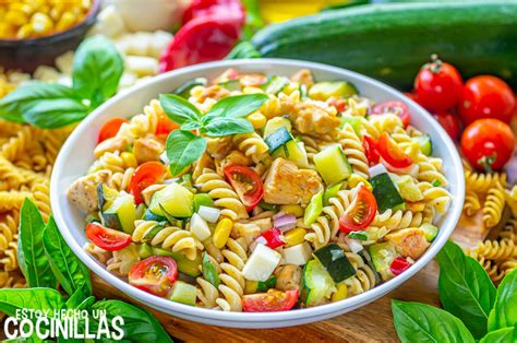 Ensalada de pasta fresca con pollo y espinacas