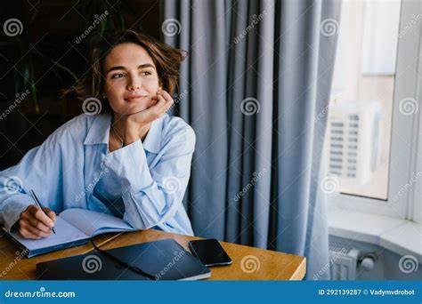 Claudia Velasco sonriendo mientras escribe