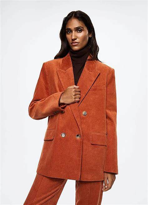 Traje de pana naranja de Mango