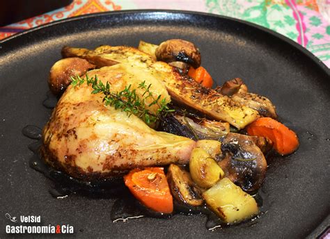 Pollo asado entero con guarnición de verduras