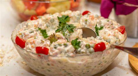 Ensalada rusa con atún en un bol