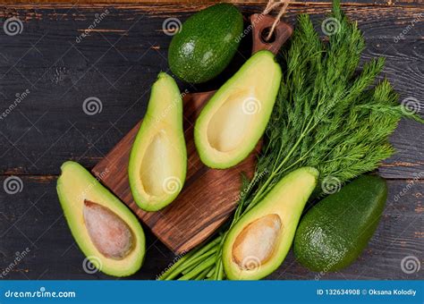 Imagen de aguacates frescos y cortados