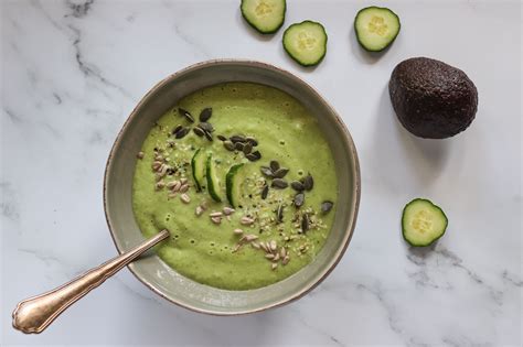 Infografía con los pasos para hacer salmorejo de aguacate
