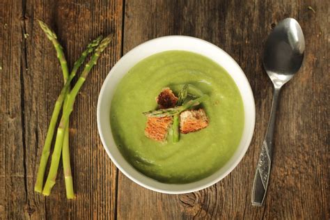 Imagen de un salmorejo verde con espárragos y morcilla