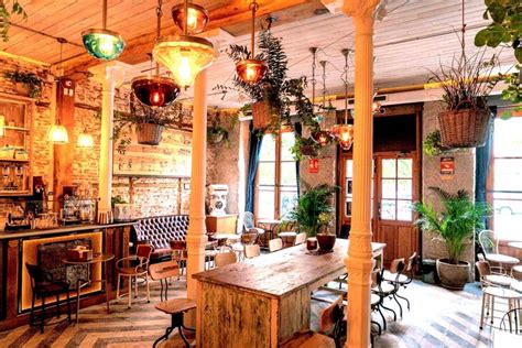 Interior de una cafetería acogedora con tartas en exhibición