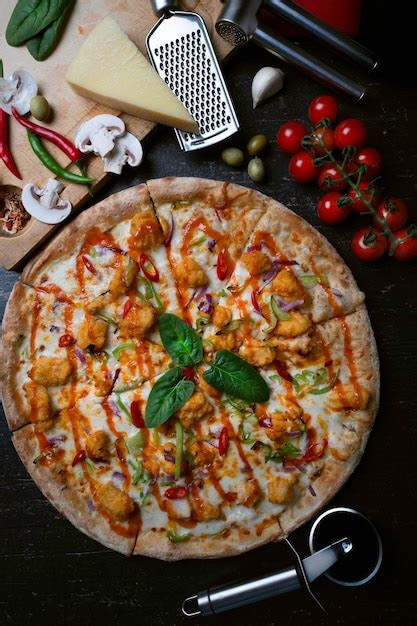 Pizza de hojaldre recién horneada con ingredientes variados