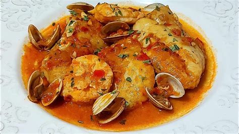 Merluza con gambas y almejas, plato terminado y decorado