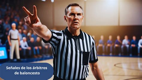 Árbitros de baloncesto en acción durante un partido