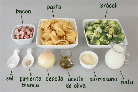 Ingredientes frescos para pasta con brócoli