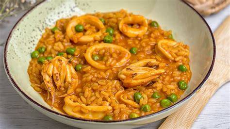 Arroz con calamares y verduras en la cazuela