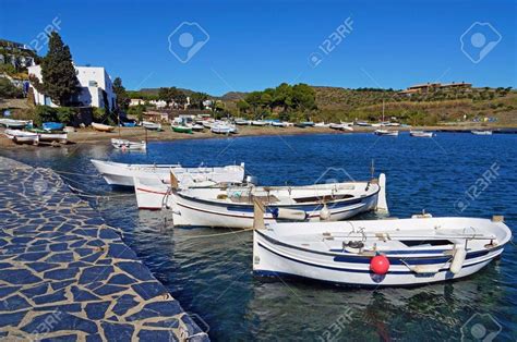 Playa de Cadaqués con barcas de pescadores