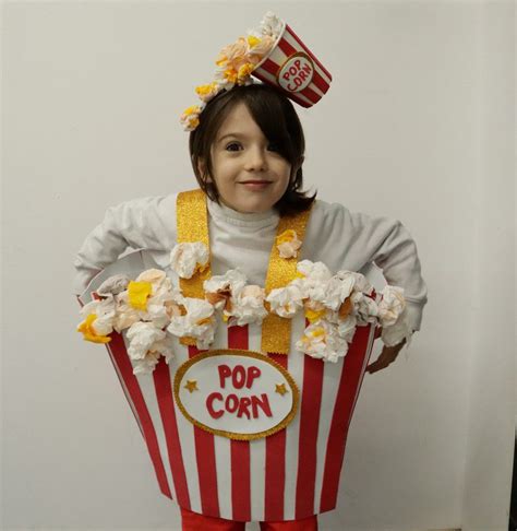 Familia haciendo un disfraz de palomitas