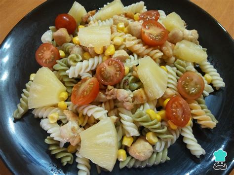 Ensalada de pasta con piña y cangrejo servida