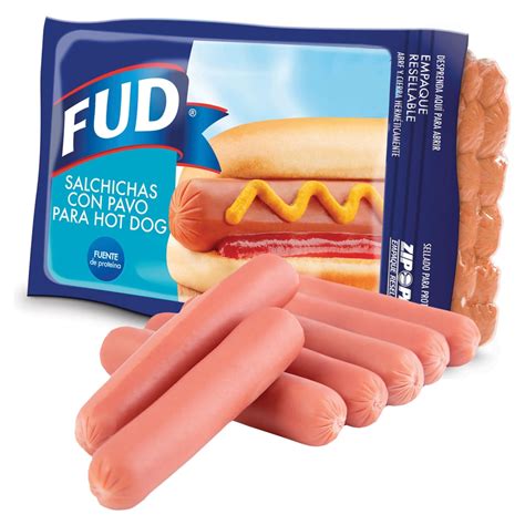 Salchichas de hot dog en un plato con toallas de papel listas para el microondas