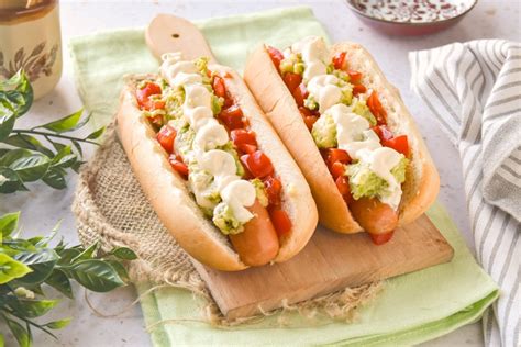 Hot dog listo para servir con condimentos