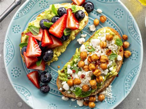 Tostadas de aguacate con diferentes toppings