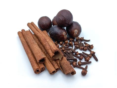 Ilustración de diferentes especias, incluyendo clavo de olor, canela, nuez moscada y cardamomo.