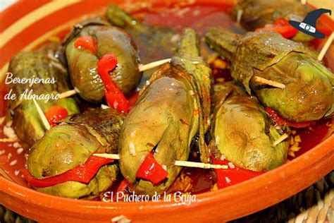 Un mortero con los ingredientes del aliño de las berenjenas de Almagro