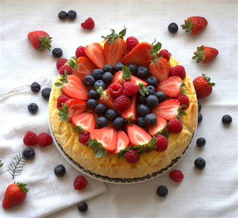 Tarta de queso sin lactosa decorada con frutos rojos