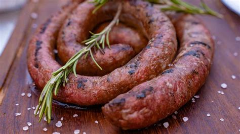 Plato de longaniza cocinada en freidora de aire con acompañamientos