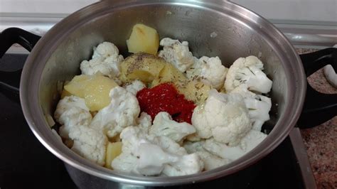 Patatas y coliflor cociendo