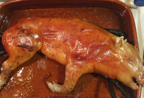 Cochinillo en fuente de horno listo para dorar