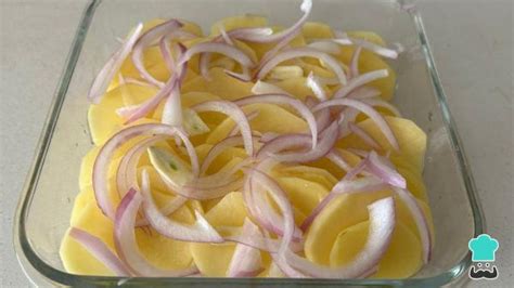 Patatas y cebolla en bandeja de horno