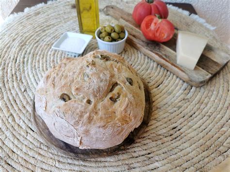 Ingredientes para pan de tomate y aceitunas