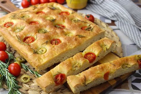 Focaccia de tomate y aceitunas