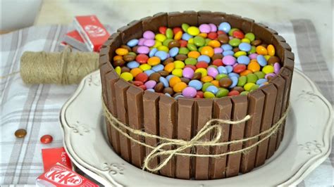 Tarta de Kit Kat decorada
