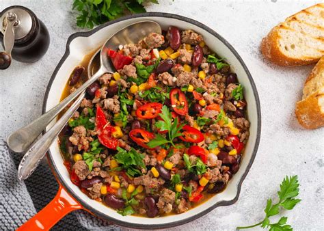 Plato de Chili con Carne servido con acompañamientos