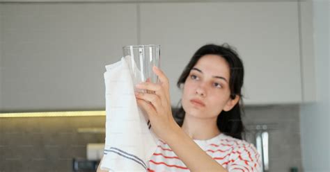 Mujer colocando un moño preparado