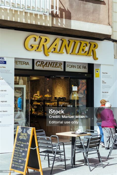 Panadería Granier fachada con clientes