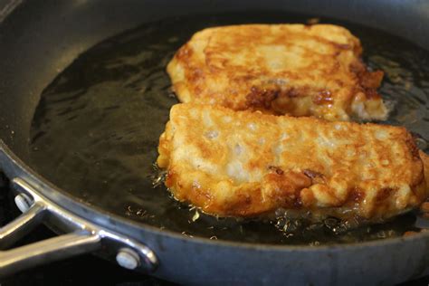 Pescado rebozado friéndose en aceite