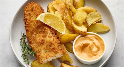 Plato de Fish and Chips servido con salsa tártara y limón