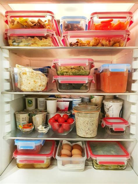 Nevera llena de tuppers con sobras de comida