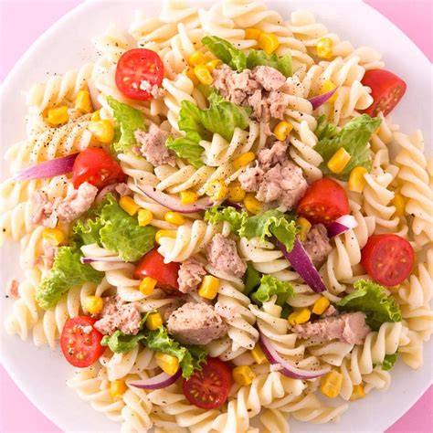 Ensalada de pasta variada con atún y verduras