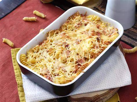 Plato de pasta gratinada con queso fundido
