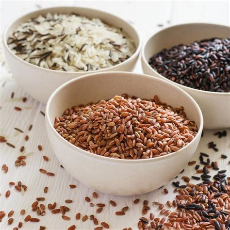 Variedad de arroces cocidos en cuencos